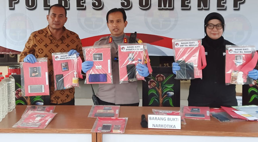Kapolres Sumenep AKBP Edo Satya Kentriko (tengah) menunjukkan sebagian barang bukti pengungkapan kasus narkoba 2022 dalam konferensi pers akhir tahun di Mapolres Sumenep, Jumat (30/12).