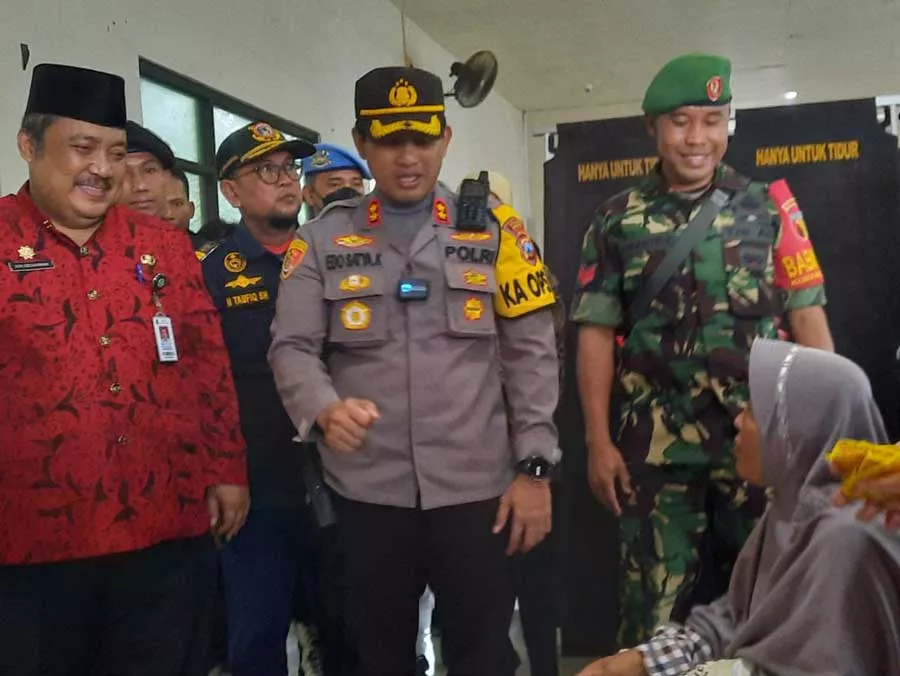 Kapolres Sumenep Kunjungi Calon Penumpang Kapal Tertahan di Pelabuhan Kalianget