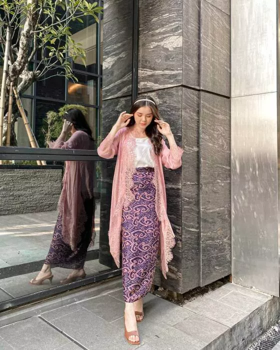 50+Inspirasi Model Kebaya Simple Tapi Mewah, Untuk Beragam Acara - Portalmadura.com Model Kebaya Simpel Tapi Mewah Rok kain dan outer brokat