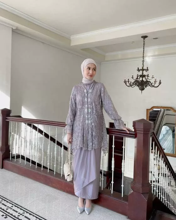 50+Inspirasi Model Kebaya Simple Tapi Mewah, Untuk Beragam Acara - Portalmadura.com Model Kebaya Simple Tapi Mewah, Kebaya Brokat dan rok satin