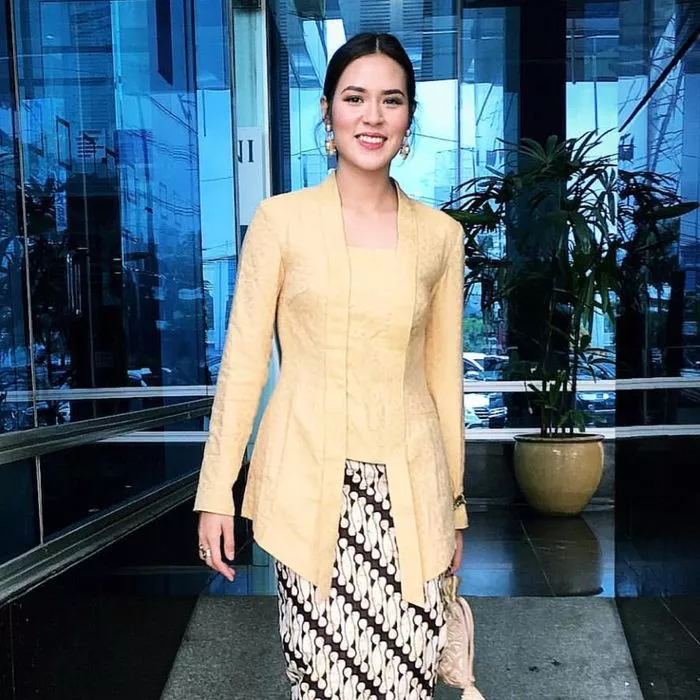 50+Inspirasi Model Kebaya Simple Tapi Mewah, Untuk Beragam Acara - Portalmadura.com 50+Inspirasi Model Kebaya Simple Tapi Mewah, Untuk Beragam Acara
