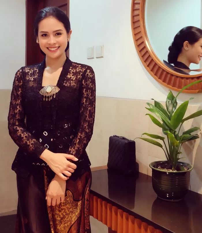50+Inspirasi Model Kebaya Simple Tapi Mewah, Untuk Beragam Acara - Portalmadura.com Model Kebaya Simpel Tapi Mewah