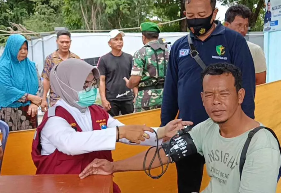 Petugas Cek Kesehatan Calon Penumpang Kapal Tertahan di Pelabuhan Kalianget