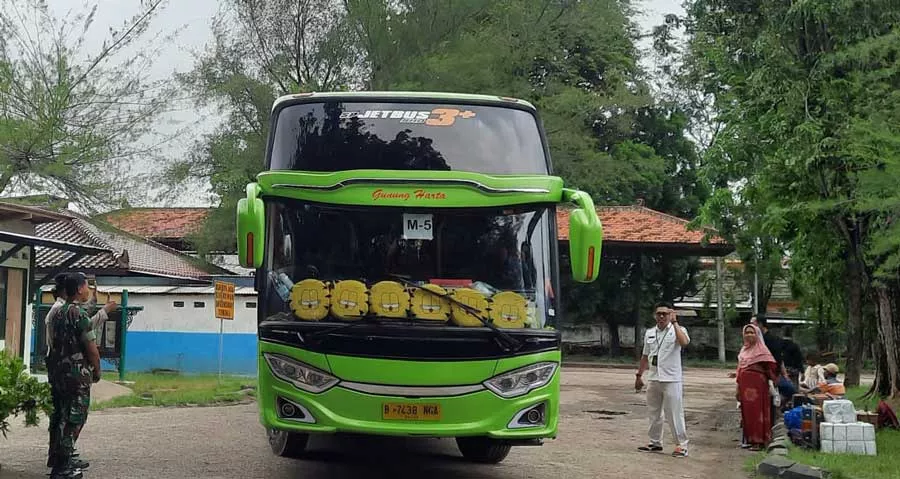 Salah satu bus AKAP berangkat dari Terminal Aryawiraraja Sumenep