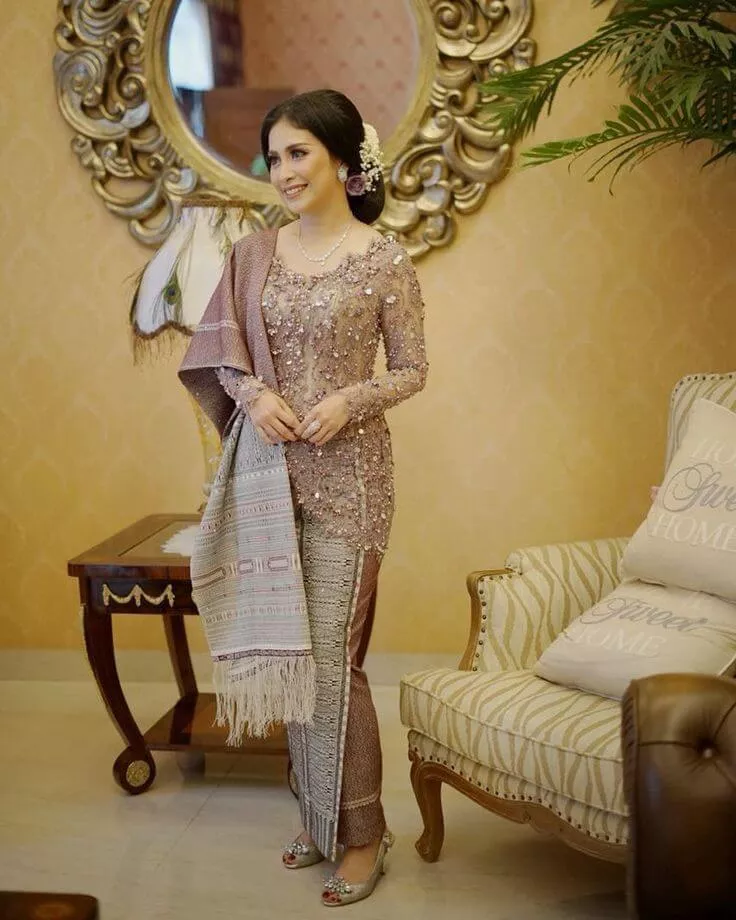 50+Inspirasi Model Kebaya Simple Tapi Mewah, Untuk Beragam Acara - Portalmadura.com model kebaya simple tapi mewah