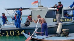 polisi bagi bagi sembako pada nelayan