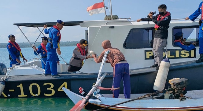 polisi bagi bagi sembako pada nelayan