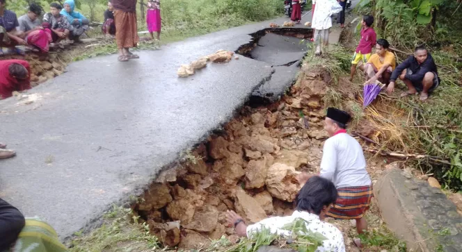 Jalan Penghubung Desa Longsor di Sumenep