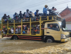 Blega Banjir, Pengendara Roda 2 Pakai Jasa Truk