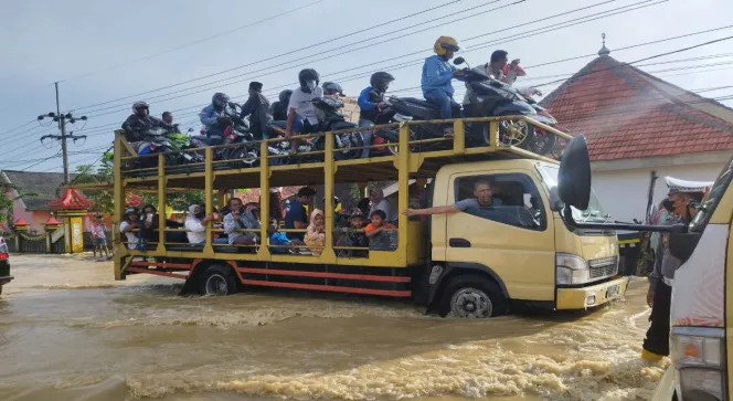 Blega Banjir, Pengendara Roda 2 Pakai Jasa Truk