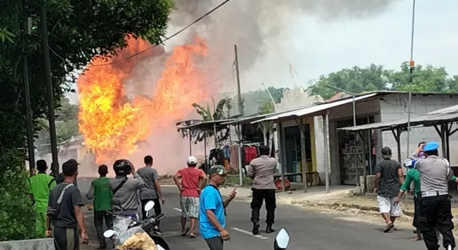 Kerugian Kebakaran Truk Tabung Gas LPG Capai Rp600 Juta