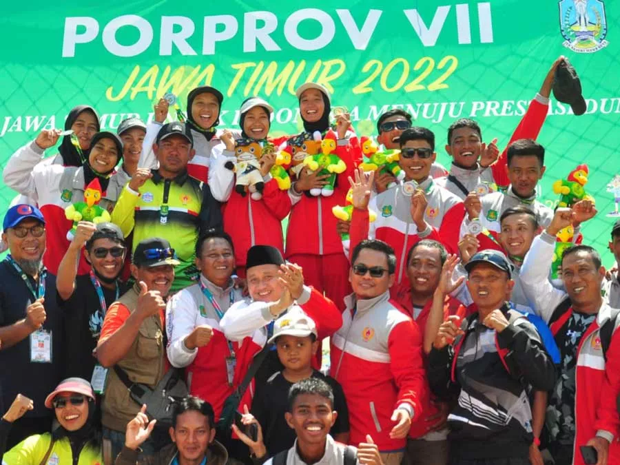 Pengurus KONI bersama pengurus PBVSI dan tim voli pantai Sumenep usai penyerahan medali Porprov VII/2022 di Lapangan Jasalindo Pasir Putih Situbondo pada 28 Juni 2022. (IST/KONI SUMENEP)