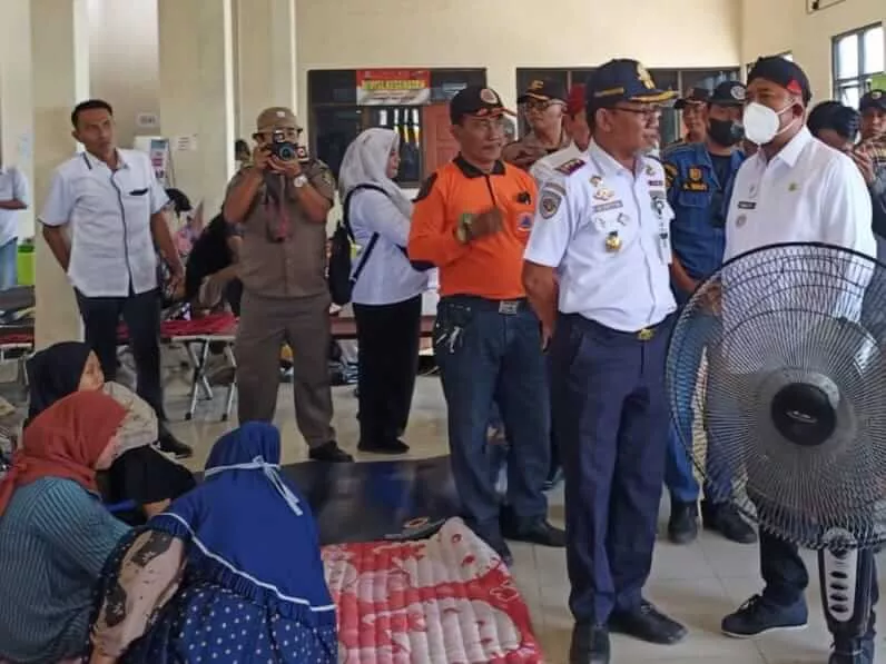 Bupati Sumenep Achmad Fauzi menemui ratusan calon penumpang kapal yang tertahan di Pelabuhan Kalianget, Rabu (4/1). (IST/PEMKAB SUMENEP)
