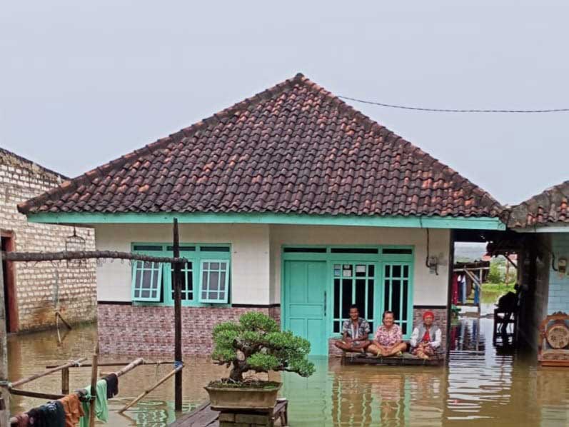 Rumah warga di Desa Marengan Daya, Kecamatan Kalianget, tergenang air yang berasal dari areal persawahan setempat, Minggu (1/1). (IST/BPBD SUMENEP)