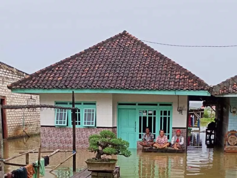 Rumah warga di Desa Marengan Daya, Kecamatan Kalianget, tergenang air yang berasal dari areal persawahan setempat, Minggu (1/1). (IST/BPBD SUMENEP)