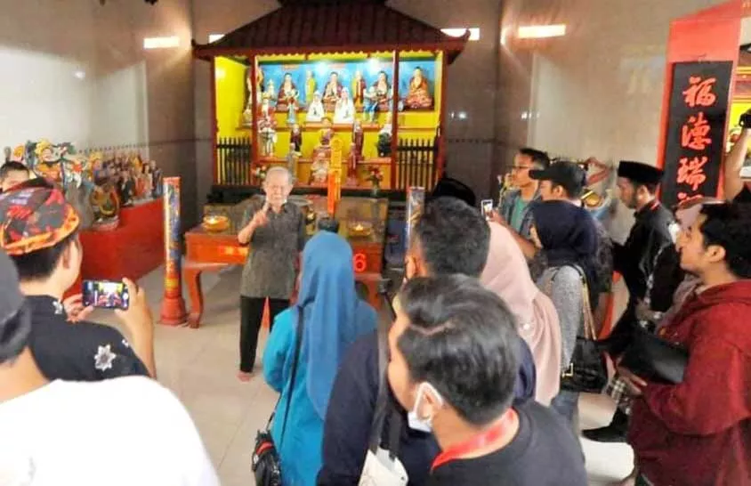 Puluhan warga Sumenep menerima penjelasan dari pengurus ketika berkunjung ke Klenteng Pao Sian Lin Kong, beberapa waktu lalu. Kegiatan tersebut merupakan bagian dari acara "Pabian Heritage Track". (IST/Moh Saleh MD)
