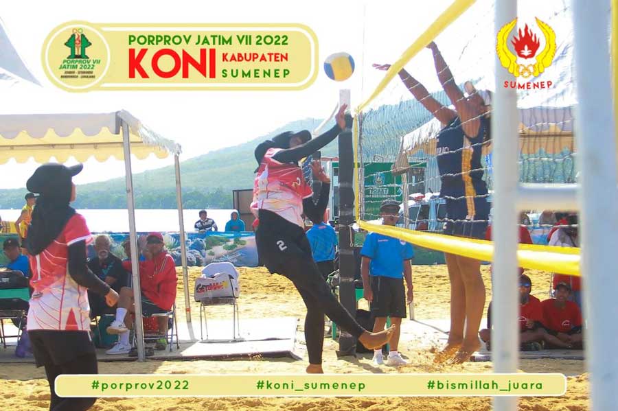 Tim voli pasir perorangan putri Sumenep A bertemu dengan rekannya sendiri, Sumenep B, dalam partai final Porprov Jatim VII/2022 di Lapangan Jasalindo Pasir Putih Situbondo pada 28 Juni 2022. (IST/KONI SUMENEP)