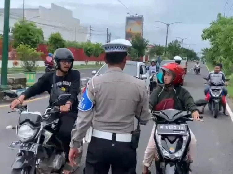 Petugas Siaga Di Akses Jalan Protokol Tergenang Air Di Sumenep - Portalmadura.com Anggota Satlantas Polres Sumenep siaga di kawasan akses jalan protokol Sumenep-Surabaya, tepatnya di Desa Patean Kecamatan Batuan, yang tergenang air setinggi lutut, Minggu (1/1). (IST/POLRES SUMENEP