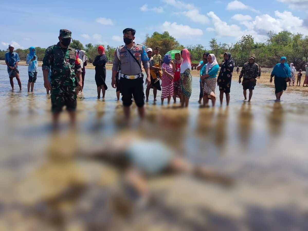 Warga Dusun Rok-sorok, Desa Sokaramme Pasisir, Kecamatan Nonggunong, Pulau Sapudi, digegerkan temuan mayat perempuan tanpa identitas yang mengapung di pantai setempat, Kamis (12/1) pagi. (IST/POLRES SUMENEP)