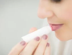 Berbagai Manfaat dari Penggunaan Vaseline pada Bibir yang Harus Anda Ketahui