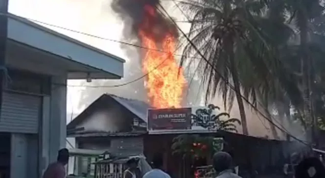 Kebakaran Bangunan di sekitar Pondok Pesantren Bata-Bata Pamekasan