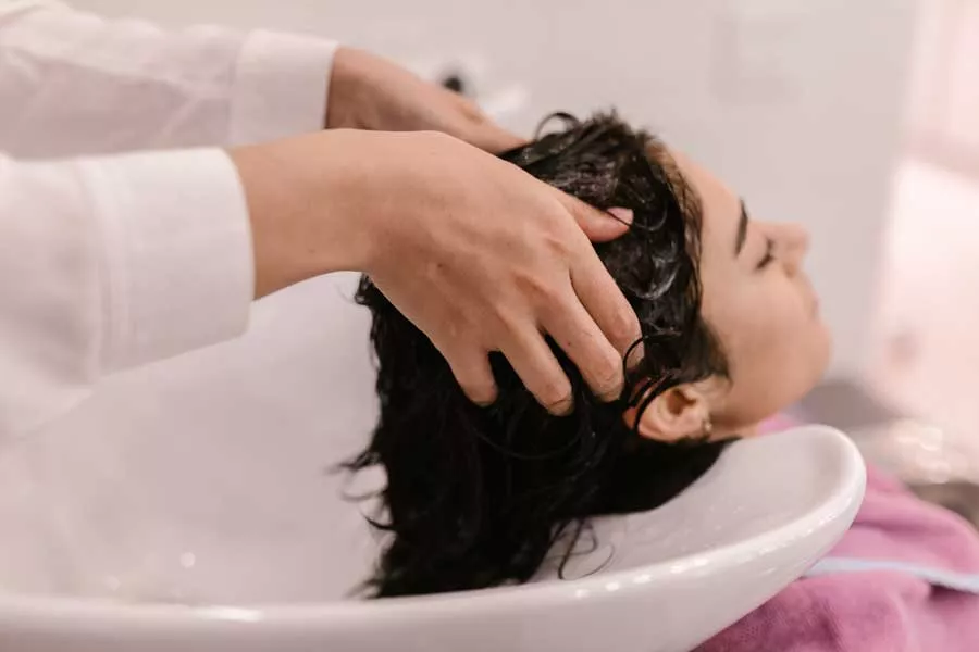 Mencuci Rambut Sebelum Potong atau Cat Rambut: Ini yang Perlu Anda Ketahui