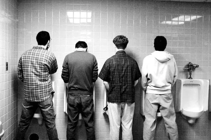 Ternyata Pria Menghabiskan 7 Jam Setahun di Toilet, ini Alasan dan Dampaknya