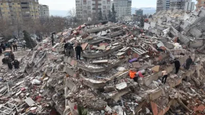 Warga sipil mencari korban selamat di bawah puing-puing bangunan yang runtuh di Kahramanmaras, dekat dengan pusat gempa, sehari setelah gempa berkekuatan 7,8 skala Richter melanda tenggara negara itu, pada 7 Februari 2023.