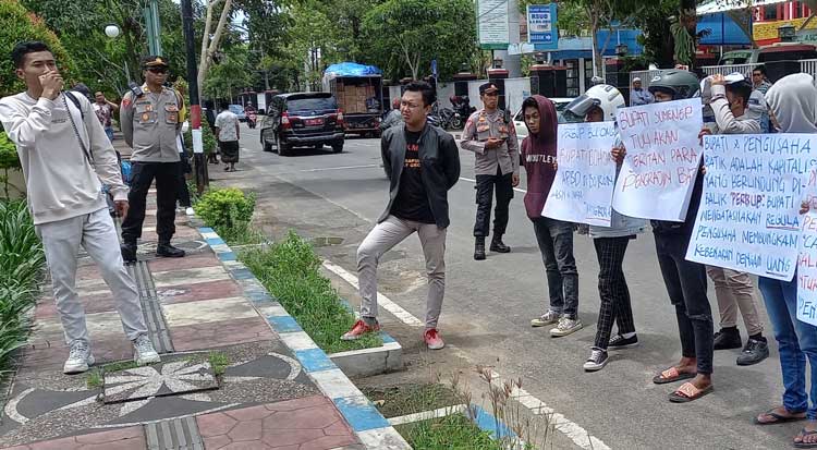 Aktivis Dear Jatim kembali demo pengadaan batik ASN di Sumenep