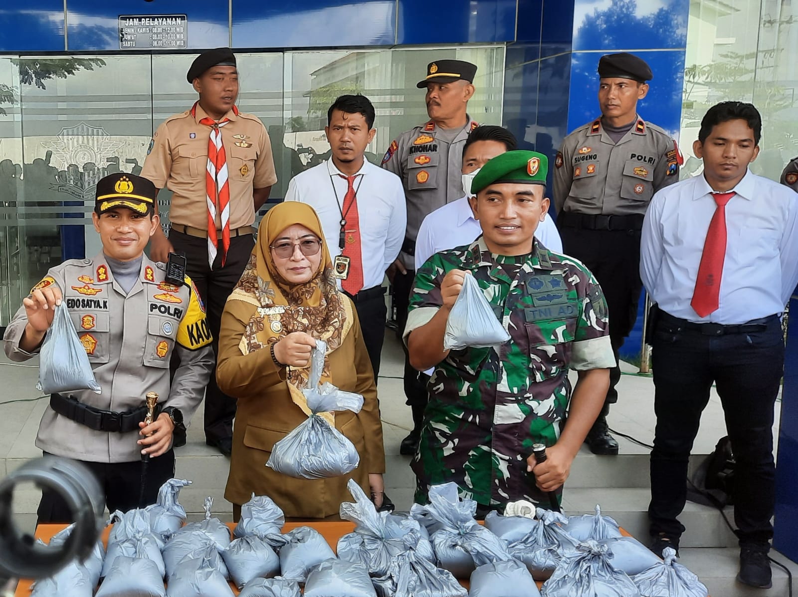 Kapolres Sumenep AKBP Edo Satya Kentriko (kiri) dan pejabat Forkopimda Sumenep menunjukkan obat mercon yang merupakan sebagian barang bukti atas pengungkapan kasus ratusan kilogram bahan pembuatan mercon, Senin (17/4). 