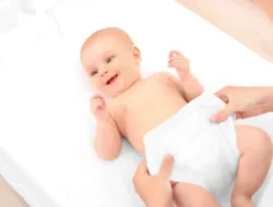 Jaga Kesehatan Kulit Bayi, Ganti Popoknya 2-3 Jam Sehari