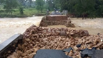 Jembatan Penghubung Desa di Pasongsongan Putus