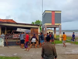 Tolak Tambak Garam, Warga Gresik Putih Segel Balai Desa