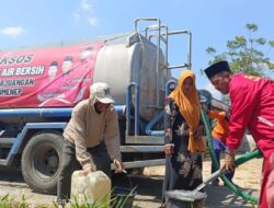 Alami Kekeringan, PDI Perjuangan Sumenep Berikan Bantuan Air Bersih
