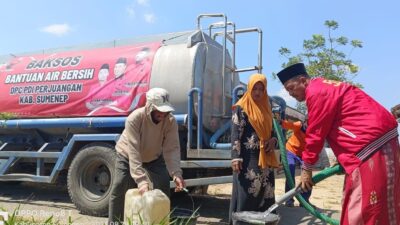 Alami Kekeringan, PDI Perjuangan Sumenep Berikan Bantuan Air Bersih