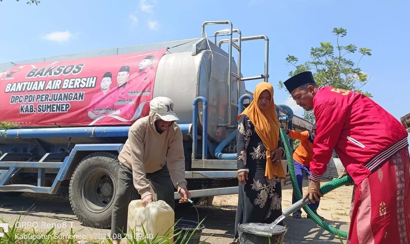 Alami Kekeringan, PDI Perjuangan Sumenep Berikan Bantuan Air Bersih