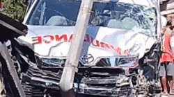 Ambulans RSI Kalianget Angkut Pasien Kecelakaan di Sampang