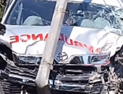 Ambulans RSI Kalianget Angkut Pasien Kecelakaan di Sampang