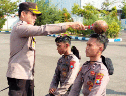 Dimandikan Bunga, Tradisi Bintra Bintara Angkatan 50-52 di Polres Sumenep
