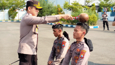 Dimandikan Bunga, Tradisi Bintra Bintara Angkatan 50-52 di Polres Sumenep