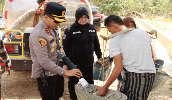 20 Tahun Akpol Mengabdi, Salurkan 6 Truk Tangki Air Bersih Bagi Warga Sumenep