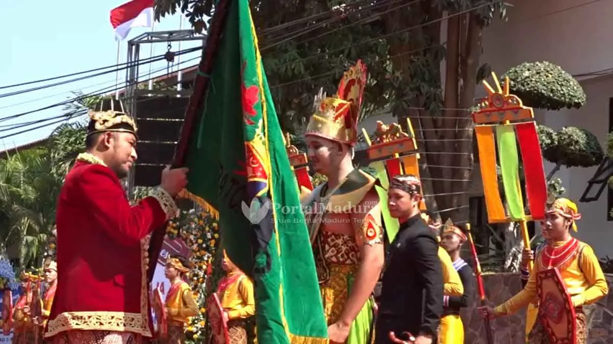 Bupati Fauzi Terima Pataka Arya Wiraraja, Ajak Warga Bangun Sumenep