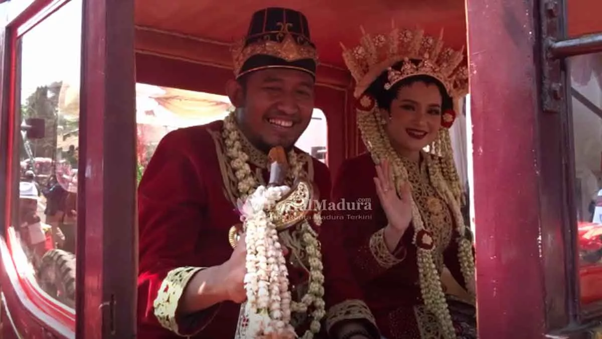 Pakai Paes Lilin Khas Sumenep, Bupati Fauzi Bersama Istri Bak Pengantin