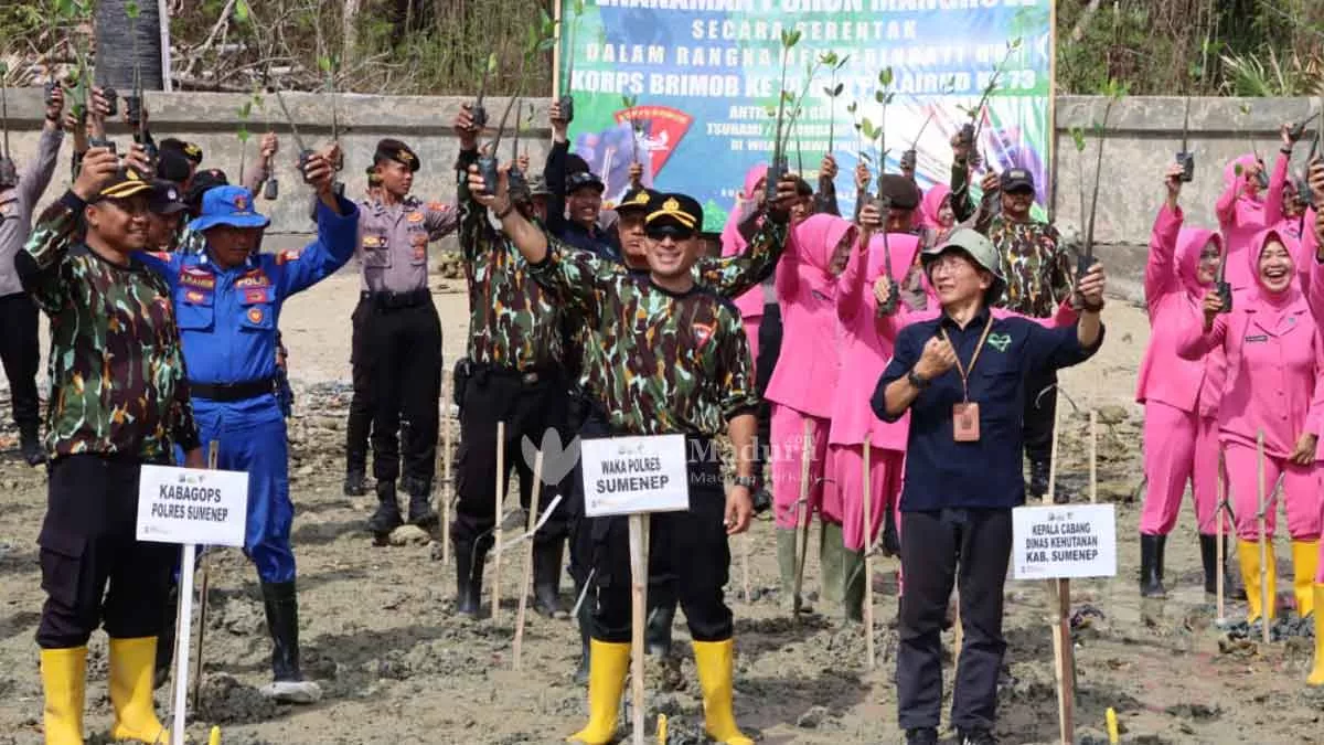 Polres Sumenep Tanam Seribu Pohon Mangrove pada HUT Brimob dan Polairud