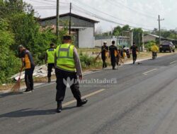 Tumpahan Garam Ancam Kecelakaan, Polisi Bersih-Bersih Jalan