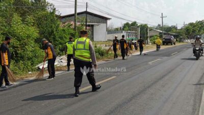 Tumpahan Garam Ancam Kecelakaan, Polisi Bersih-Bersih Jalan