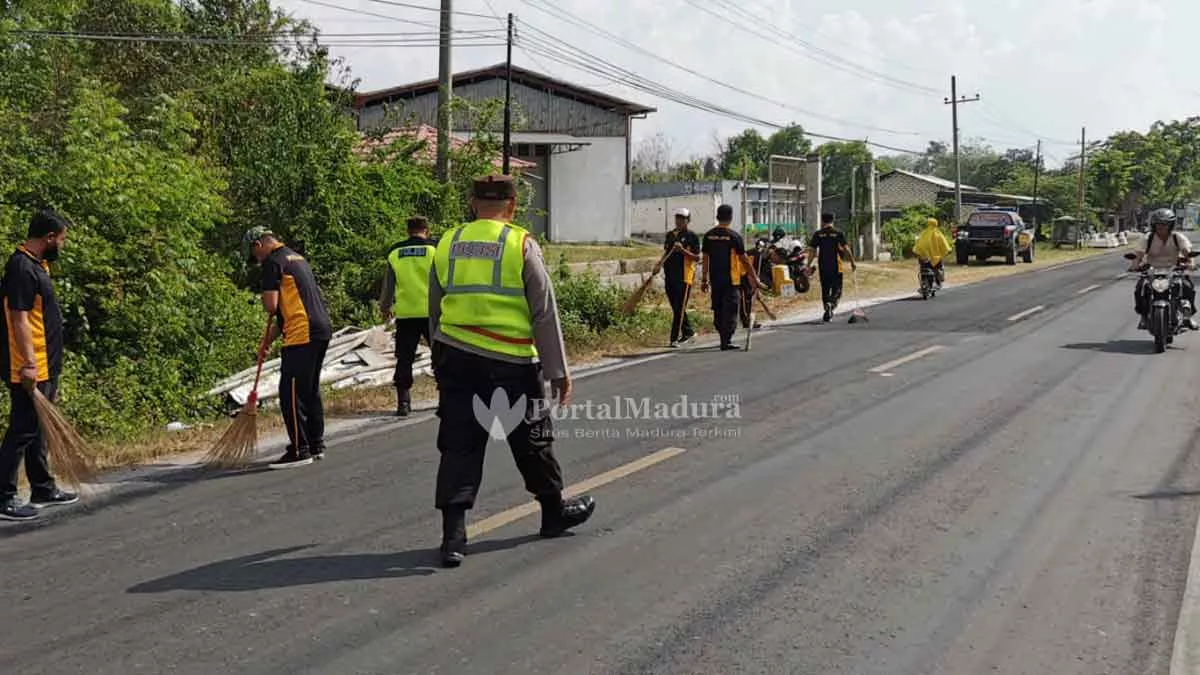 Tumpahan Garam Ancam Kecelakaan, Polisi Bersih-Bersih Jalan