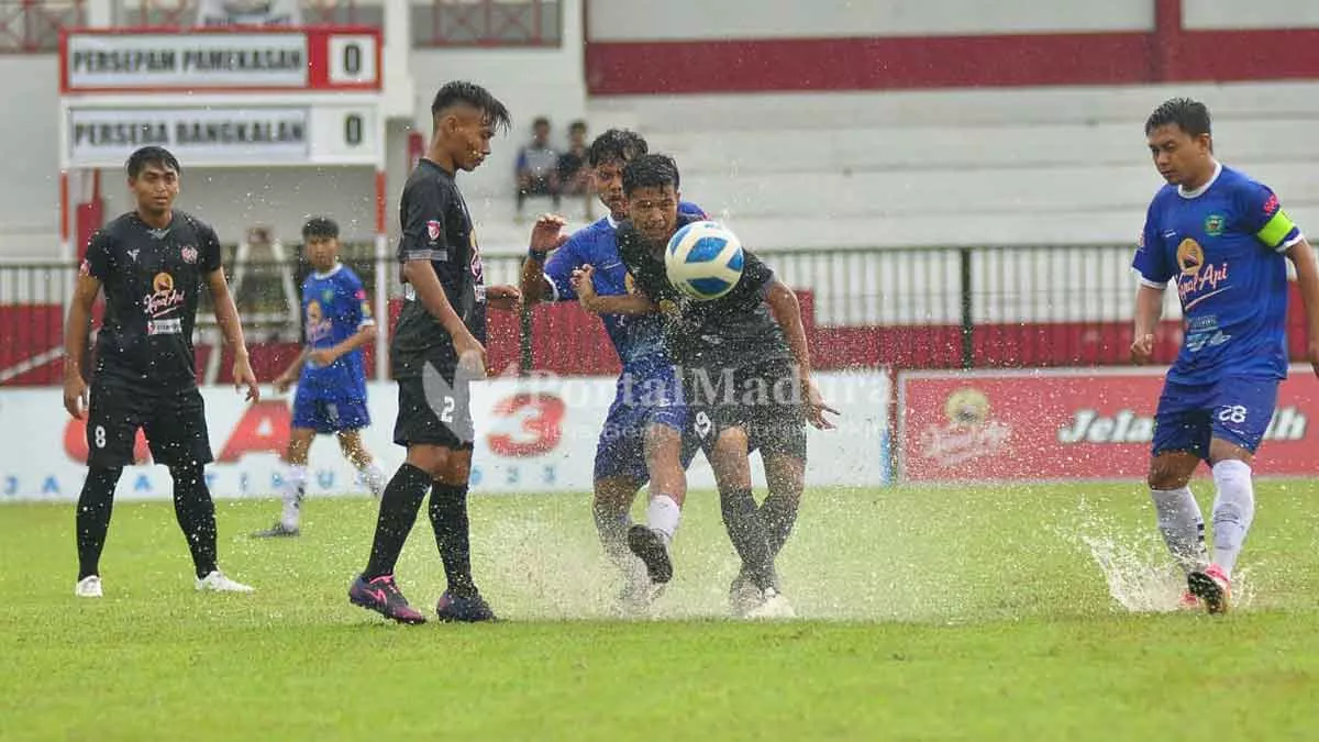 Laga Persepam vs Perseba Diguyur Hujan