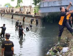 Antisipasi Banjir, Polres Sumenep Bersihkan Bantaran Kali Marengan