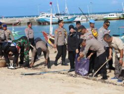 Kunker ke Pulau, Kapolres Sumenep Bersihkan Pantai-Resmikan Musala
